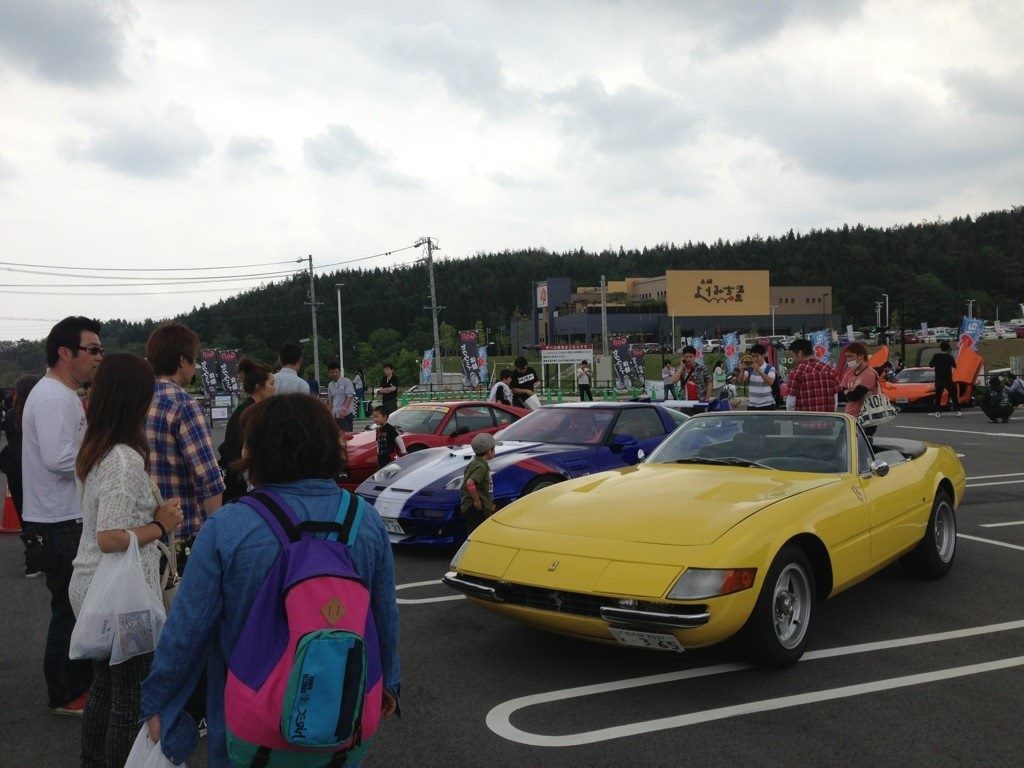 テラスゲート土岐で「ア！ハート スーパーカー」が開催