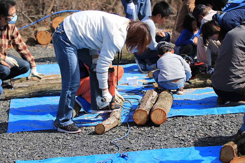 シイタケの菌打ち体験 土岐高山城跡の森 「里山わいわい広場」